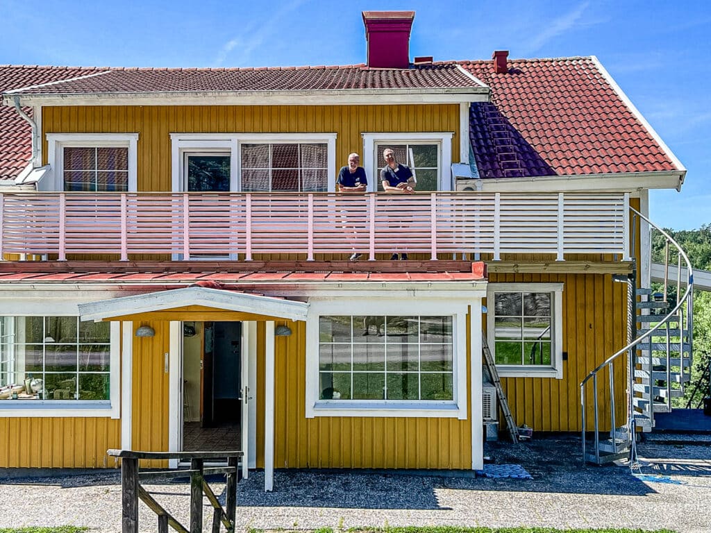 Nytt balkongräcke och brandtrappa på plats. Tack Björn och Ingemar, volontärer v26 2026